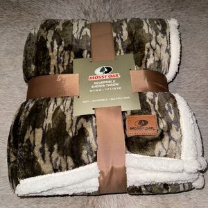 Mossy Oak Sherpa throw